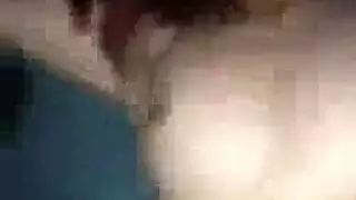 الفتاة الخجولة تتأكد من أنها وحيدة ثم تستمني بقوة