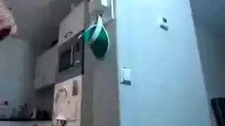 صديقتان ساخنتان تشاركان لحظة جنس صريح