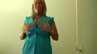 شابة شقراء ذات أثداء طبيعية ضخمة تتعرض للجماع في الوجه وتلقي السائل المنوي