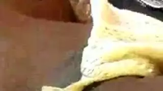 مشهد علن xxx: وجه مغطى بالثدي والمني
