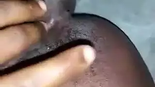 جميلة مثقوبة السرة تأخذ قضيبًا سميكًا في بابها الخلفي الضيق