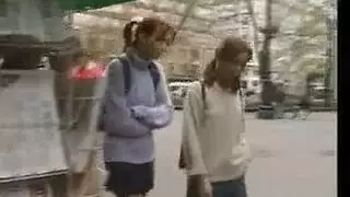 مجموعة رجال يعذبون امراة