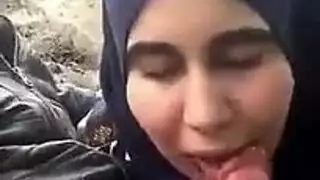 مص وابتلاع في العراء: فيلم إباحي لفتاة ريفية