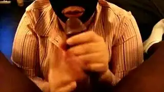 ميلف وقحة ملثمة تتوسل لقذف من فحل أبيض