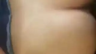 أم داكنة البشرة يتعرض فرجها للتحطيم في فعل قاسي بين فتاتين