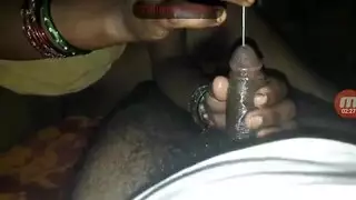 تقوم امرأة مثيرة بذلك في كل مرة يخرج فيها زوجها من المنزل ويلتقيان