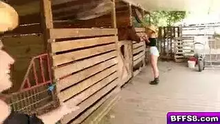 سر بنات المزرعة: جلسة لعق سحاقي صريحة