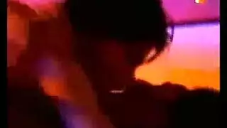 لولا الشقية تأخذ جارتها المتزوجة إلى السرير لحس مهبل صريح