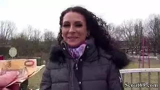 يرتجف أثناء فعل بورنو خشن من الباب الخلفي