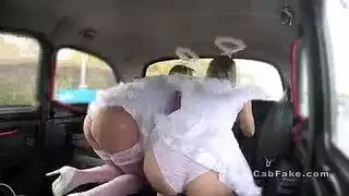 جنس في التاكسي: شقراوان ساخنتان تتناوبان على السائق
