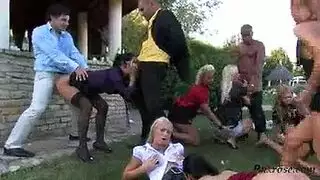 علاقة جماعية في حديقة عامة: عاهرات يصرخن من أجل جنس جماعي قوي