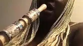 تدخين وجه الفتاة نظارات