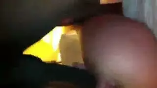 زبر أسمر غليظ يدك طيز بيضاء واسعة بعمق حتى الخصيتين مع آهات عالية