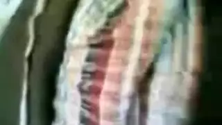 فيديو إباحي لفتاة ريفية خائنة: قميص نوم، مؤخرة كبيرة، وقضيب سري