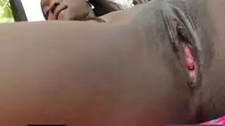 شرموطة سمراء تدك كسها الأسود الضيق