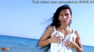 تنس حمام على ركبتيها