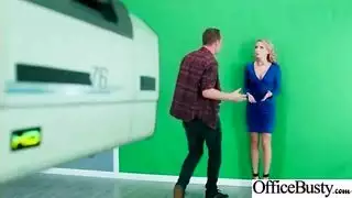 مذيعة ذات قوام ممتلئ تمص وتضاجع المدير في الاستوديو