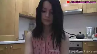 مراهقة شقراء تمص بلعاب ثم تأخذ القضيب