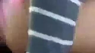 امرأة أكبر سناً برأس محلوقة تمص القضيب بينما تنحني لعرض فرجها ومؤخرتها المفتوحتين