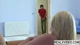 كامل الابن المجنون يتظاهر بالمرض ل مرات ابوه سكس امهات مترجم