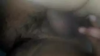 مراهقة تتعرض للإدخال المزدوج في علاقة رباعية جامحة مع شريك مجهول ماهر