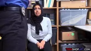 فرج المراهقة العربية الممتلئة الصدر يُثقب بعد اعتقالها للسرقة