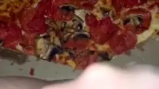 إباحية نزوة الطعام: حوريات هواة عربيات يُقذفن عليهن ويئنّ