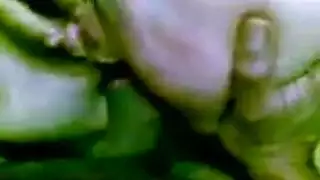 الممثلة العربية إلهام شاهين تبلع السائل المنوي في فيلم صريح