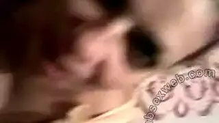 مصري تقلع هدوم