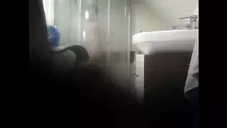 مشاهدة متسللة لمخبأ الأب من الأفلام الصريحة