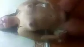 امي تدخل لحمام