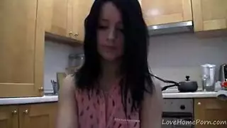 العالمة الجميلة تختنق بالزب قبل أن تمتلئ