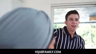 جسم طبيعي تمامًا بمنحنيات مثالية يتم نكاحه بلا توقف في فيلم سحاق إباحي