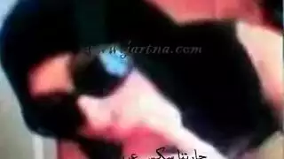 جنس فميّ صريح: لسان الفتاة العربية يغازل ويرضي