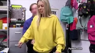 شقراء تغطي التكلفة بعلاقة فموية مزدوجة ساخنة