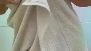 نجمة إباحية عربية تثير فرجها المشعر وثدييها الضخمين بعد الاستحمام