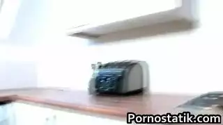 شقراء مراهقة تأخذ قضيبًا كبيرًا بعمق في مقطع بورن هاوي