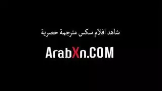 قضيب الجار يملأ الزوجة الخائنة في علاقة صريحة
