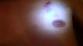 عاهرتان شقراوان تعبدان قضيبًا ضخمًا ملفوفًا بالجلد