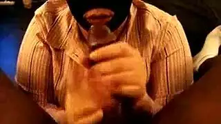 ملكة المص: فتاة ملثمة مدخنة تبتلع السائل