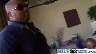 شقراء صغيرة ، آشلي تتعرض للخبط في مكان عام بينما صديقها يعمل