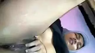 مواصلات عامة إباحية: فتاة مصرية محجبة تتعرض لعملية جنس جماعي