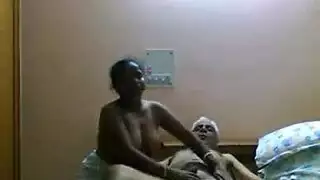 بعد مص القضيب، فتاة محظوظة تُضاجع من قبل شابين