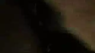 النص الأصلي: الحمار الكبيرة، امرأة ذات شعر مظلم تستمتع بالمغامرة، مغامرة الجنس بين الأعراق، في منتصف الصيف