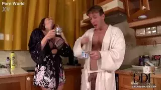 فتى سيء موشوم يظهر مهاراته الفموية على قضيب كبير