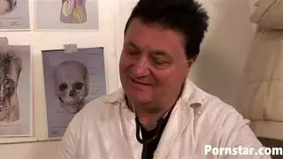 عذاب الزوج المخذول: مقيد على الكرسي بينما زوجته تمارس الجنس بعنف مع شبان
