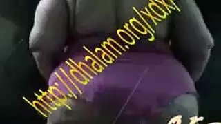 فتاة كبيرة في نقاب تصل للنشوة وحدها