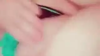 ثديي العاهرة المصرية الكبيران وفرجها المبلول في مشهد إباحي صريح كامل