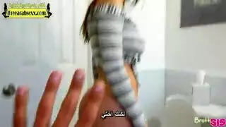 ينيك اخته فى الحمام وهى خارجه مع امها