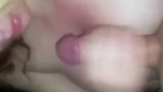امرأة سمراء سلوتي هي التي تحفز مهبلها أثناء امتصاص ديك صديقها في نفس الغرفة.
